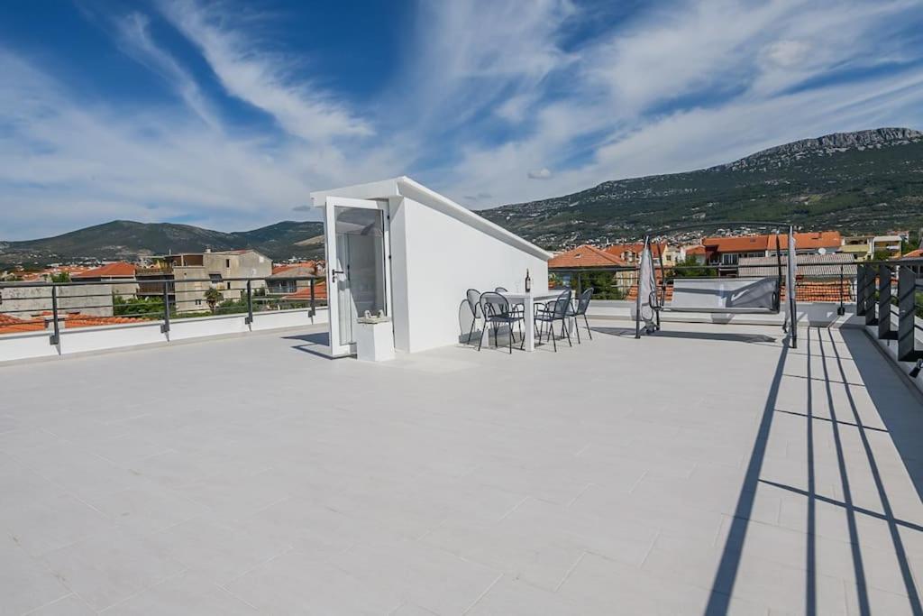 Stunning Beachfront Apartment With Roof Terrace Kaštela المظهر الخارجي الصورة